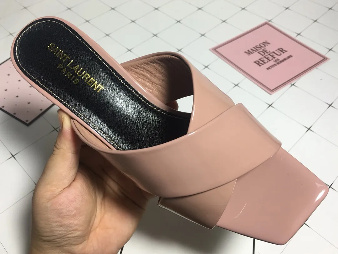 👟👟Ex-factory price 340👟👟 Genuine leather base +40 7CM heel cow patent leather series. 2018 Saint Laurent YSL’s strongest new cross-strap slippers are available in two heel heights. They are 7CM and 9CM respectively. The fabric is made of cowhide. The lining is made of first-layer sheepskin. Size: 34-41 (size 42 can be customized). It is very stable when walking and does not lose its heel.